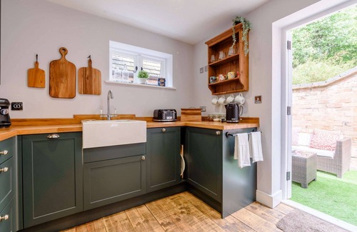 City Centre Cabaña | Shakespeare Cottage - a cottage that sleeps 6 guests in 3 bedrooms