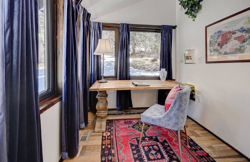 Idaho Springs Cabina | SHALE Vibrant & Chic Mod Stylish CREEKSIDE CABIN