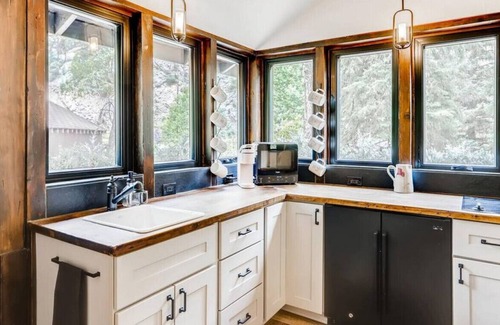 Idaho Springs Cabina | SHALE Vibrant & Chic Mod Stylish CREEKSIDE CABIN