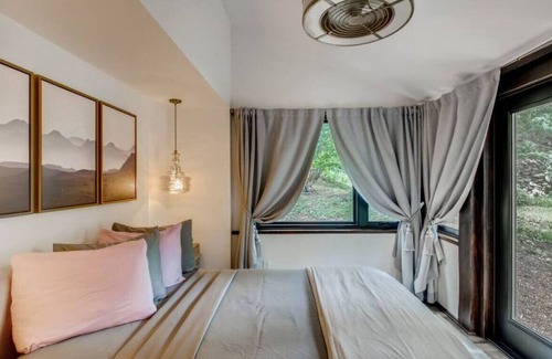 Idaho Springs Cabina | SHALE Vibrant & Chic Mod Stylish CREEKSIDE CABIN