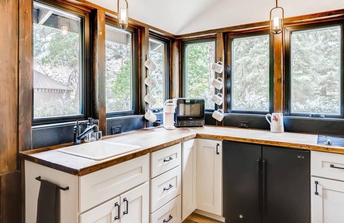 Idaho Springs Cabina | Shale Vibrant & Chic Mod Stylish Creekside Cabin