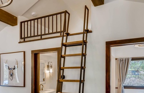 Idaho Springs Cabina | Shale Vibrant & Chic Mod Stylish Creekside Cabin