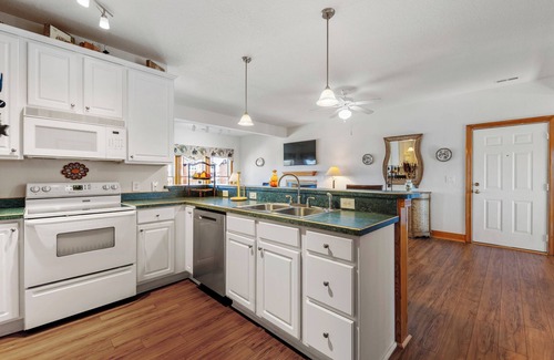 Manteo Condominio | Shallowbag Bay 704: Dog-Friendly | Pool/Gym Access