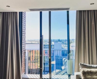 Century City Apartamento | Shalom on Matrix by Dajosha