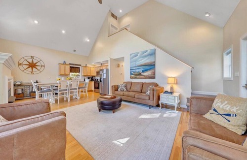 Smith Mountain Lake Casa | Shangri-La -dogs friendly, firepit, wifi, 2 kayaks, 2 kitchens, and a Pool Table