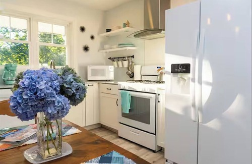 Etowah Cabaña | Shangri-La in Etowah: a serene + cheerful cottage near Pisgah & DuPont Forests