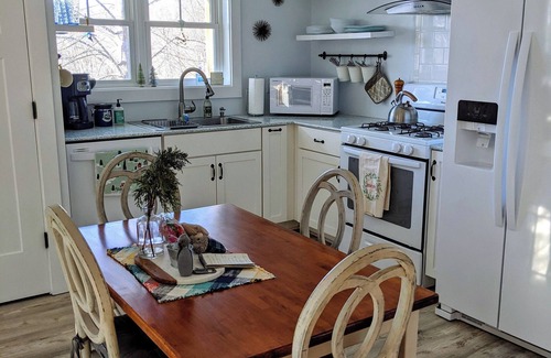 Etowah Cabaña | Shangri-La in Etowah: a serene + cheerful cottage near Pisgah & DuPont Forests