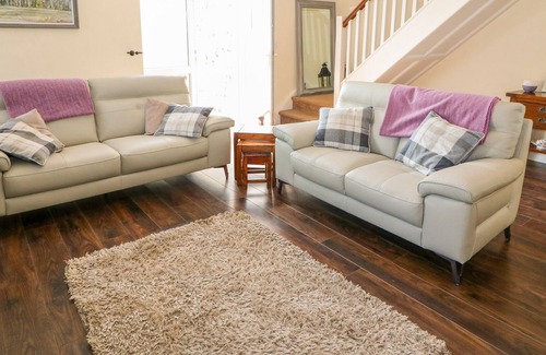 Dromineer Casa | SHANNONVALE COTTAGE, family friendly in Nenagh, County Tipperary