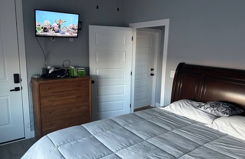 Kanab Cama Y Desayuno | Shared space with owners. 2 bedroom and bath, swim spa, golf green,great views.