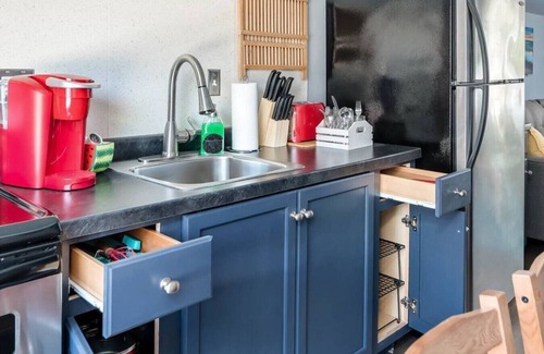 Riverview Apartamento | Shark House · Shark House✦King Bed✦30+day✦11 min to city✦