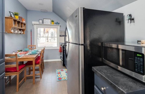 Riverview Apartamento | Shark House · Shark House✦King Bed✦30+day✦11 min to city✦
