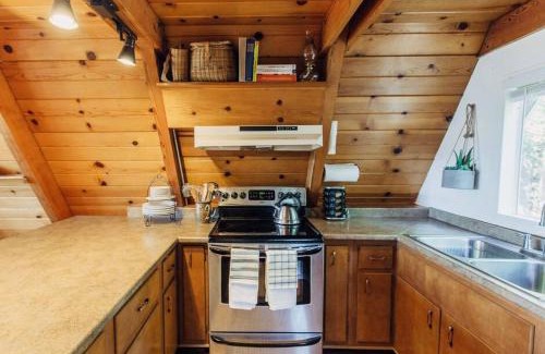 Lakehead Casa | Shasta A Frame Cabin with a View