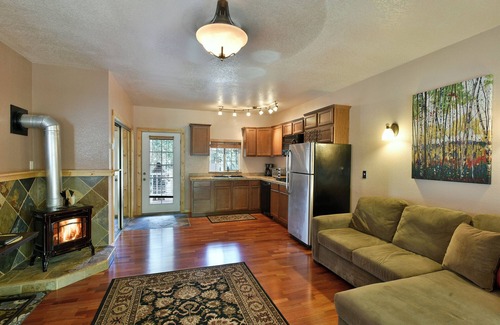Mount Shasta Chalet De Esquí | Shasta Cottage, A romantic get-away in Mt. Shasta.