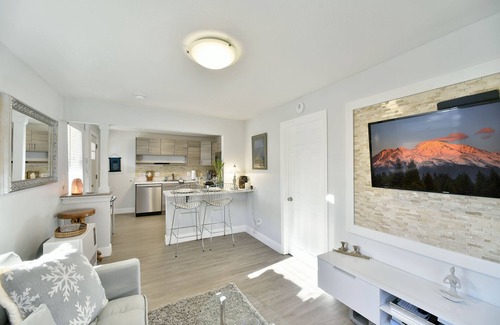 Mount Shasta Cabaña | Moderno y recientemente remodelado. Shasta Serenity, Sunny cottage. Zona céntrica.