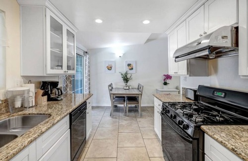 Azusa Apartamento | Quaint City Haven: 2-Bedroom Retreat with Free Laundry Access, Private Parking Bliss, and Blazing Internet.