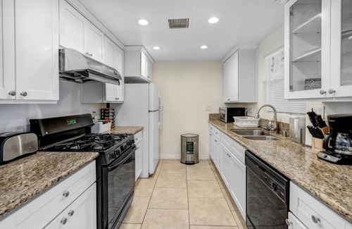 Azusa Apartamento | Quaint City Haven: 2-Bedroom Retreat with Free Laundry Access, Private Parking Bliss, and Blazing Internet.