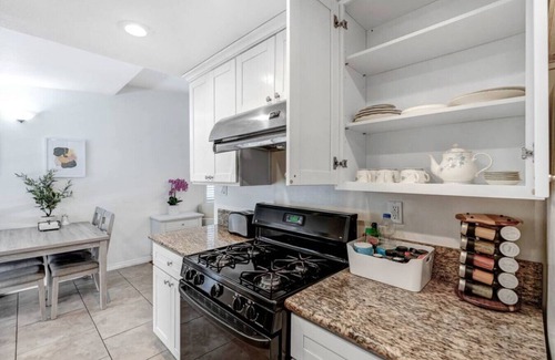 Azusa Apartamento | Quaint City Haven: 2-Bedroom Retreat with Free Laundry Access, Private Parking Bliss, and Blazing Internet.