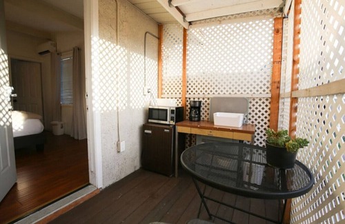 Azusa Apartamento | Adorable Studio Rear House w/ Parking - a Good Choice for Solo or Couple Travelers
