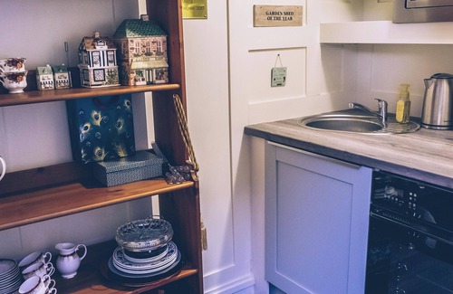 Belfast Cabina | Sheddington Manor -2 Bedroom Guest House & Cinema