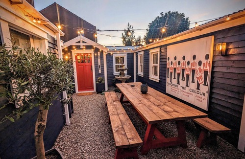 Belfast Cabina | Sheddington Manor -2 Bedroom Guest House & Cinema