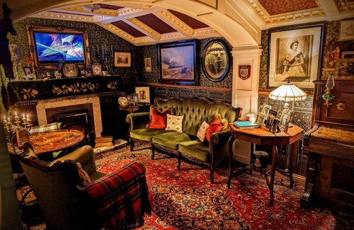 Belfast Cabina | Sheddington Manor -2 Bedroom Guest House & Cinema