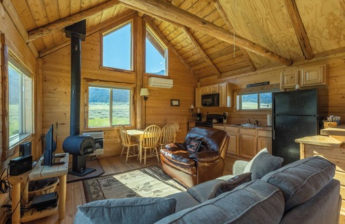Cameron Cabina | Sheep Creek Cabin B is a cozy retreat offering stunning views: PRIME LOCATION