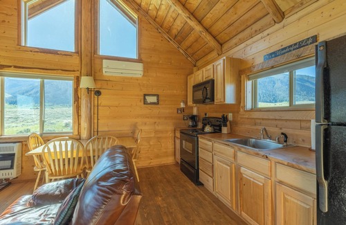 Cameron Cabina | Sheep Creek Cabin B is a cozy retreat offering stunning views: PRIME LOCATION