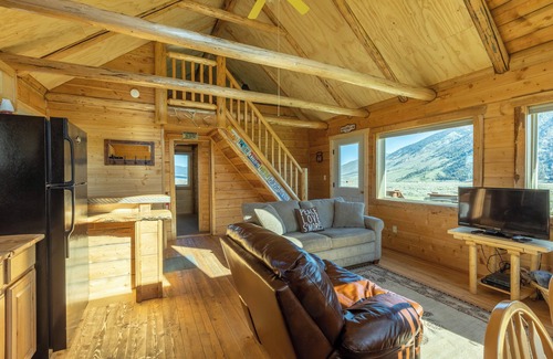 Cameron Cabina | Sheep Creek Cabin B is a cozy retreat offering stunning views: PRIME LOCATION