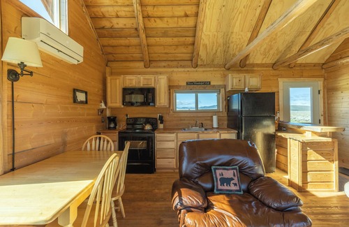 Cameron Cabina | Sheep Creek Cabin B is a cozy retreat offering stunning views: PRIME LOCATION