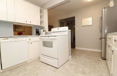 Southwest Calgary Casa | Sheer Perfection by MRU & RGH, 7 min to Downtown! BL#247080