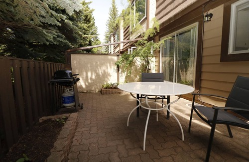 Southwest Calgary Casa | Sheer Perfection by MRU & RGH, 7 min to Downtown! BL#247080