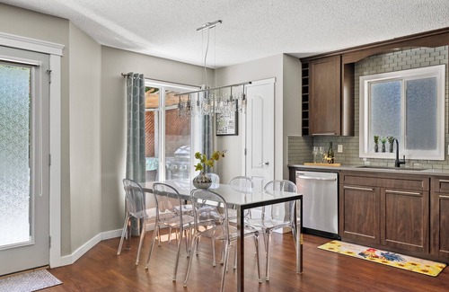 Southeast Calgary Casa | Sheer Perfection Por QUARRY PARK Sleeps 8!