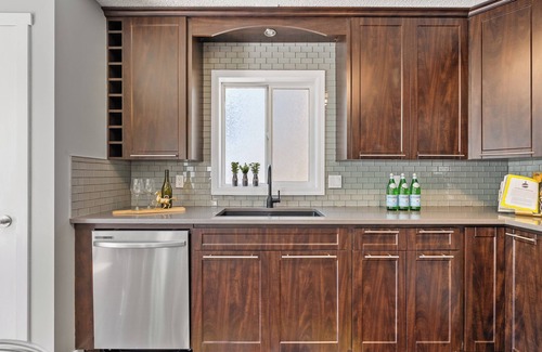 Southeast Calgary Casa | Sheer Perfection Por QUARRY PARK Sleeps 8!