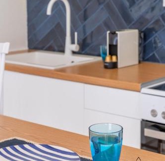 Peiraiki Apartamento | Shell-Charm w/Sea View & Parking