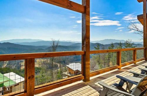 Sevierville Casa | Shell Mtn Splash: 4BR Haven, Views, Pool & Hot Tub