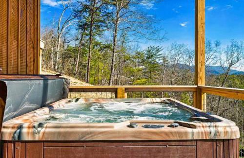 Sevierville Casa | Shell Mtn Splash: 4BR Haven, Views, Pool & Hot Tub