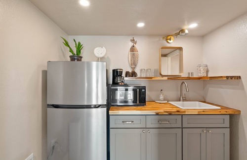 Rockport Apartamento | Shell Room – Cozy studio comfort with resort amenities on the bay