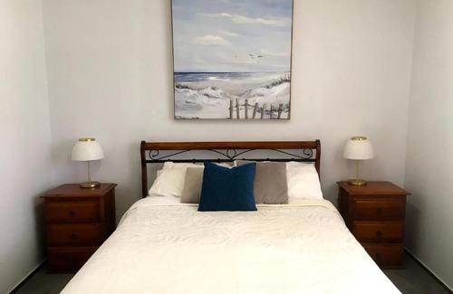 Shellharbour Casa | SHELLHARBOUR BEACH COTTAGE - Stroll to Beach flags - Back gate straight to Beach, Front gate walk to new Marina