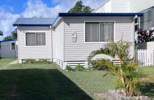 Shellharbour Casa | SHELLHARBOUR BEACH COTTAGE - Stroll to Beach flags - Back gate straight to Beach, Front gate walk to new Marina