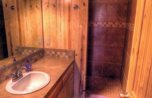 Leakey Otro | Shelly Pool House