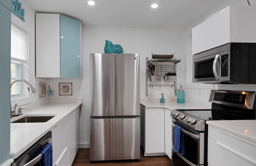 Mount Pleasant Casa | Shem Creek Retreat by AvantStay | 10 Mins to Downtown Charleston | Yard + Patio