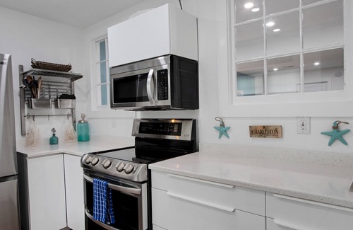 Mount Pleasant Casa | Shem Creek Retreat by AvantStay | 10 Mins to Downtown Charleston | Yard + Patio