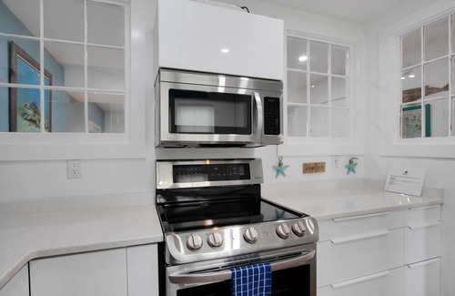 Mount Pleasant Casa | Shem Creek Retreat by AvantStay | 10 Mins to Downtown Charleston | Yard + Patio