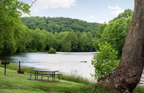 Shenandoah Casa | Shenandoah dog friendly cabin with river access, hot tub, fire pit, BBQ, outdoor dining