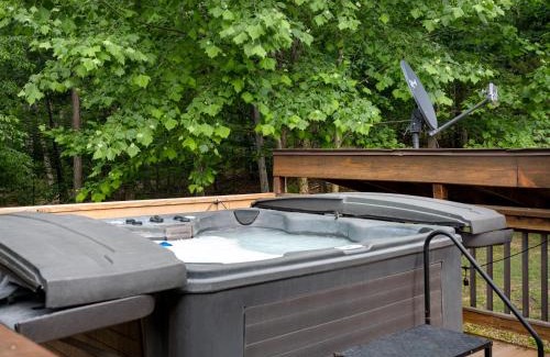 Shenandoah Casa | Shenandoah dog friendly cabin with river access, hot tub, fire pit, BBQ, outdoor dining