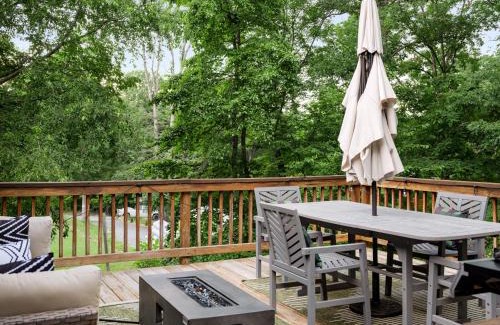 Shenandoah Casa | Shenandoah dog friendly cabin with river access, hot tub, fire pit, BBQ, outdoor dining