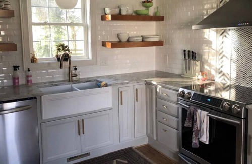 Edinburg Otro | Shenandoah Farmhouse on the River with Sweeping Mountain Views. Pet Friendly.