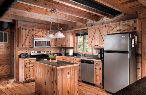 Dyke Cabina | Shenandoah Log Cabin *Hot Tub* *Indoor Fireplace*
