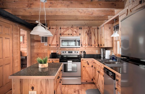 Dyke Cabina | Shenandoah Log Cabin *Hot Tub* *Indoor Fireplace*