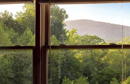 Stanardsville Casa | Shenandoah Mountain Majesty Log Cabin on 15 Acres - Hot Tub-1GB Fiber Internet
